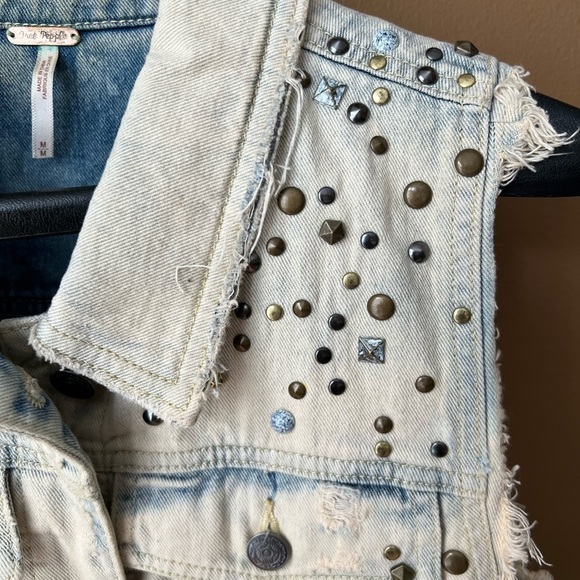 Free People Rare Denim Studded Distressed Vest Coastal Cowgirl Size M Festival - Picture 7 of 8